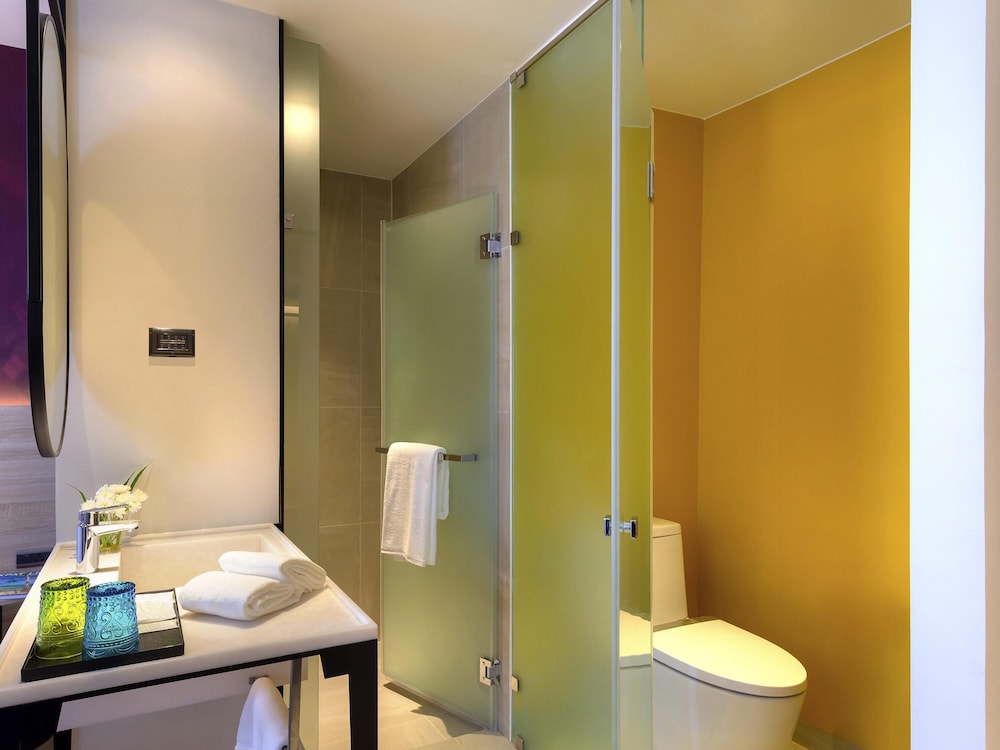 Habitación Superior con 1 Cama King y Sofá del hotel ibis Styles Bangkok Ratchada. Foto 6