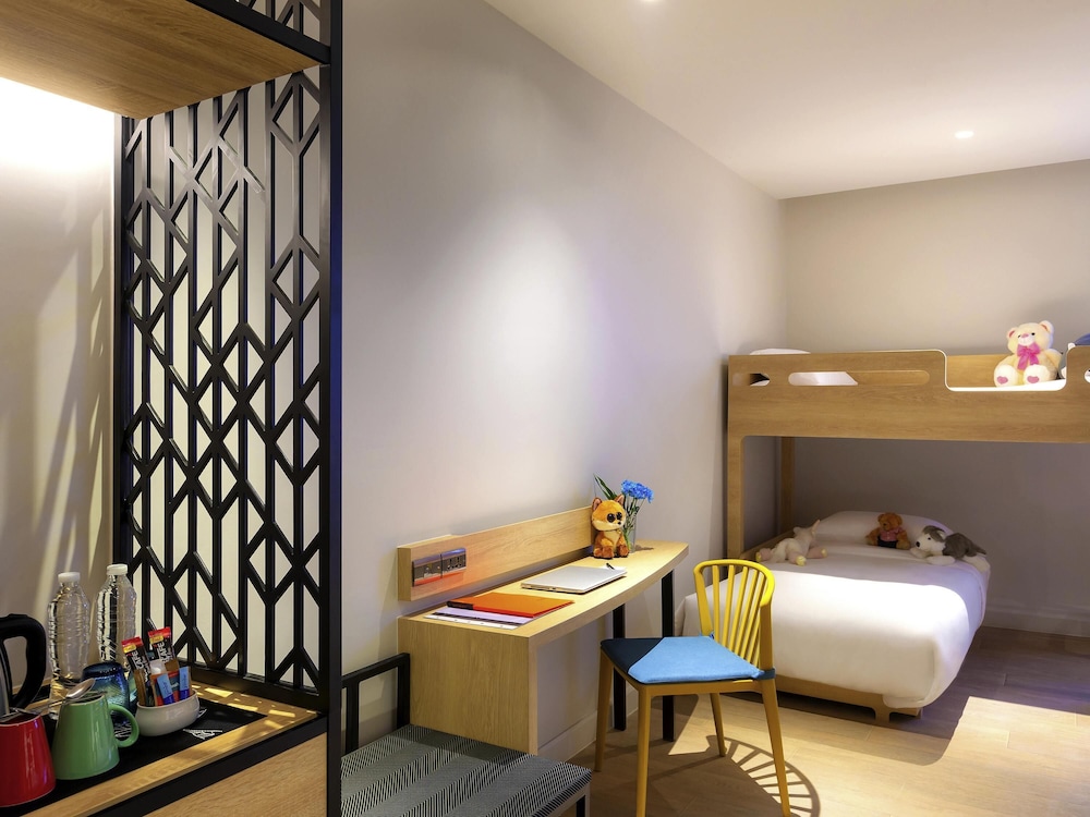 Habitación Familiar con 1 cama Queen y 1 cama litera del hotel ibis Styles Bangkok Ratchada. Foto 2
