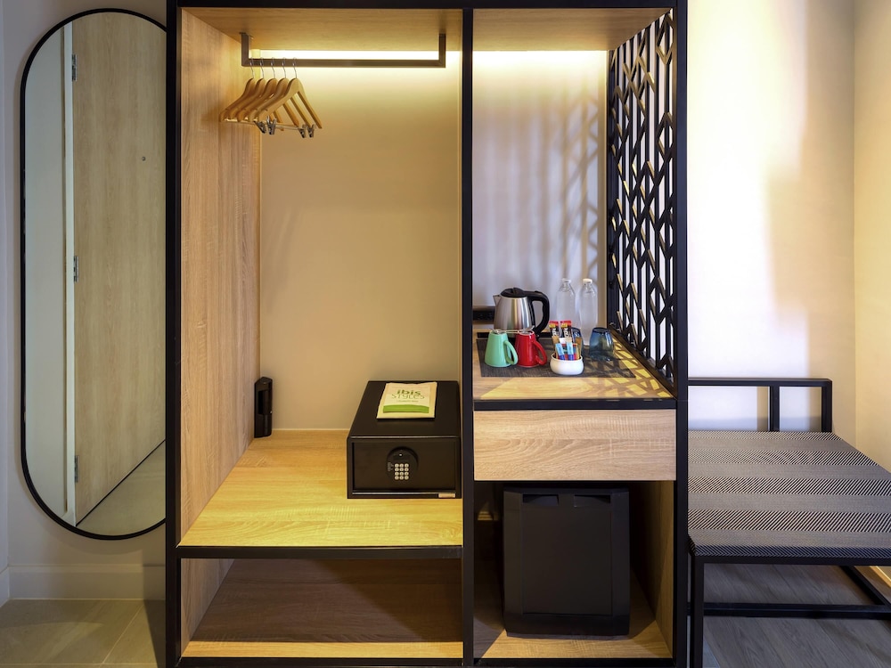 Habitación Superior con 1 Cama King y Sofá del hotel ibis Styles Bangkok Ratchada. Foto 6