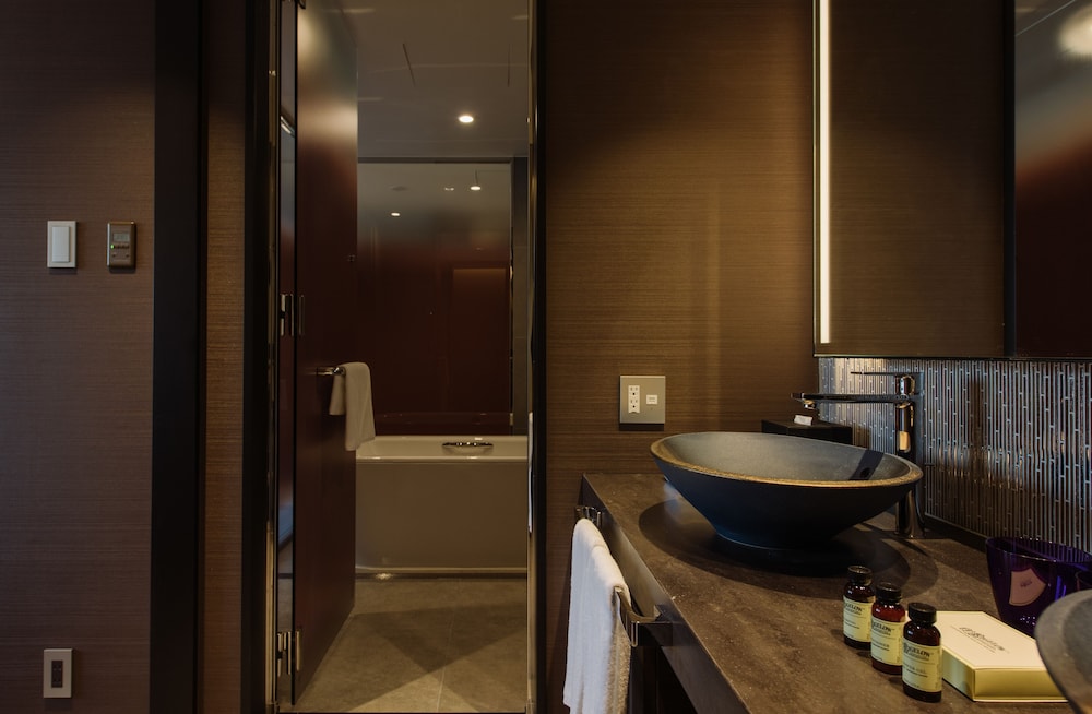 Suite Superior, Acceso al Lounge, 1 cama King del hotel Pullman Tokyo Tamachi. Foto 4
