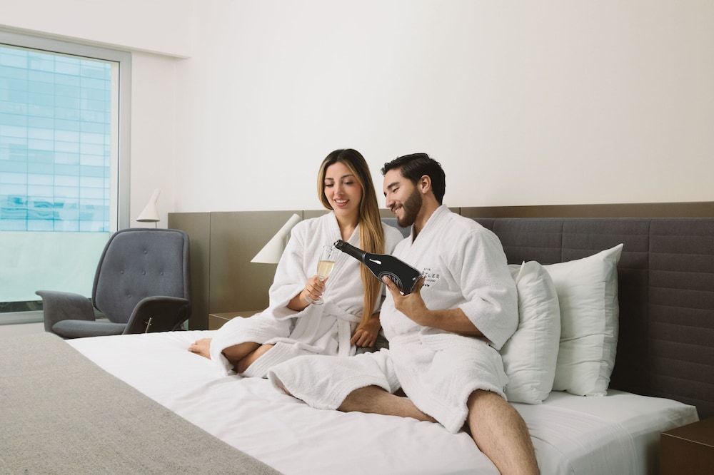 Suite, 1 cama de matrimonio grande, no fumadores del hotel Dazzler by Wyndham Lima San Isidro. Foto 4