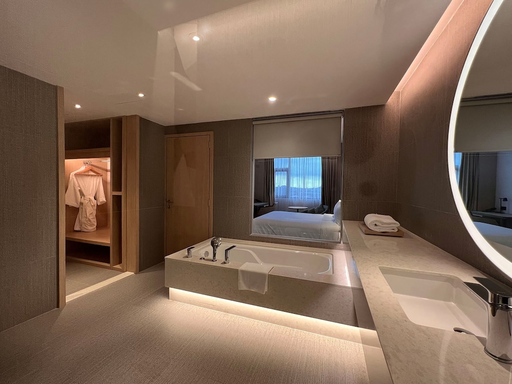 Suite Ejecutiva con 1 cama doble del hotel Mercure Kuala Lumpur Glenmarie. Foto 8