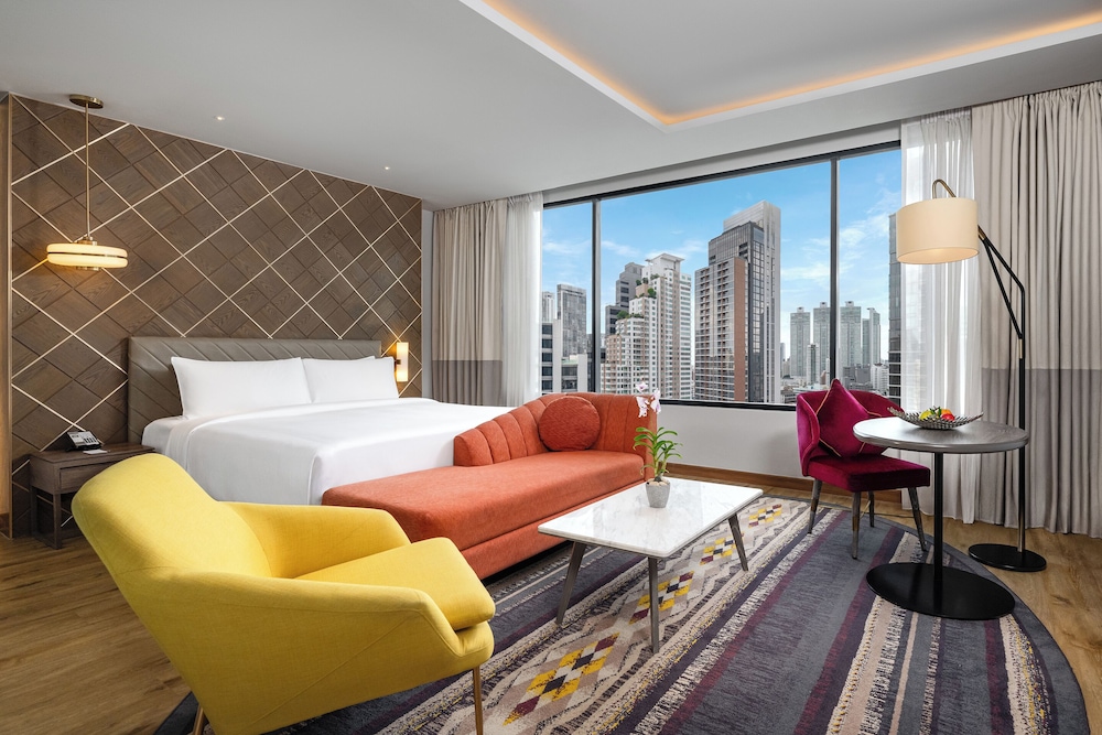 Suite Deluxe, 1 Cama King, Vista a la Ciudad del hotel MERCURE BANGKOK SUKHUMVIT 24. Foto 1