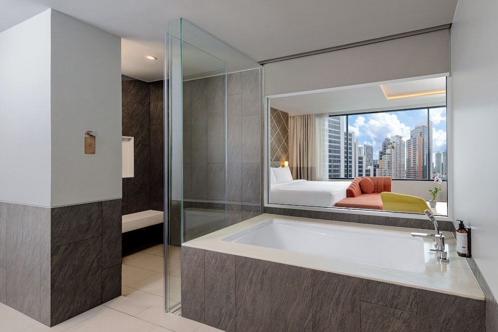 Suite Deluxe, 1 Cama King, Vista a la Ciudad del hotel MERCURE BANGKOK SUKHUMVIT 24. Foto 4