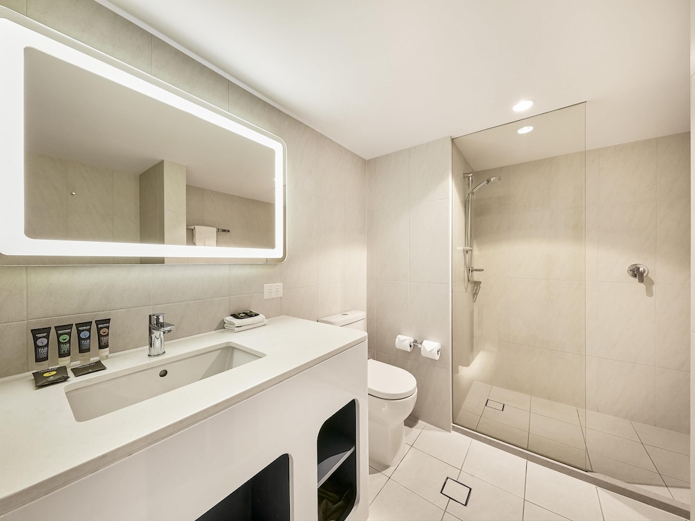 Habitación Deluxe con Vistas al Océano, 1 Cama King del hotel Novotel Surfers Paradise. Foto 9
