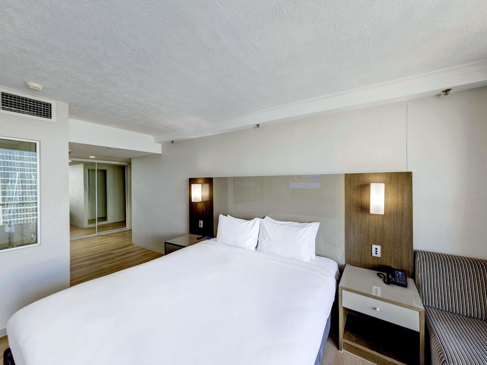 Habitación Superior con Vistas al Interior, 1 Cama King del hotel Novotel Surfers Paradise. Foto 4