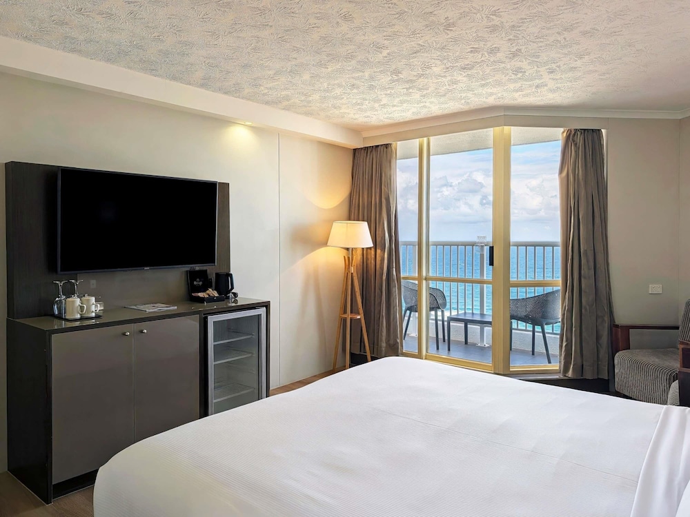 Habitación Superior Familiar, 1 Cama King + 2 Camas Individuales del hotel Novotel Surfers Paradise. Foto 1