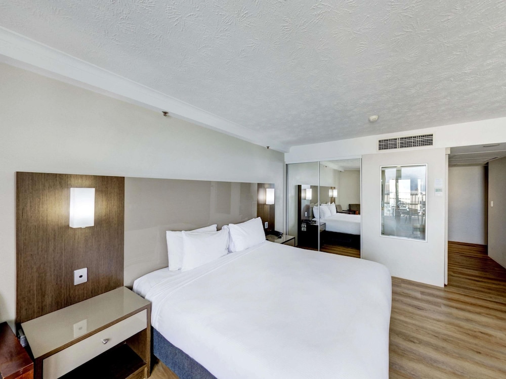 Habitación Superior Familiar, 1 Cama King + 2 Camas Individuales del hotel Novotel Surfers Paradise. Foto 5