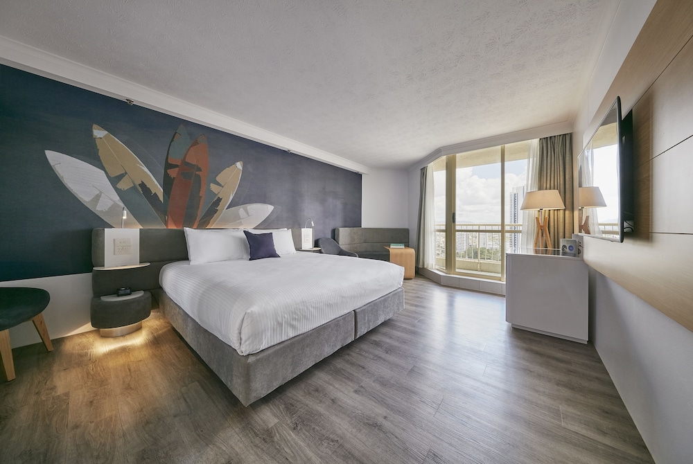 Habitación Deluxe Familiar, 1 Cama King + 2 Camas Individuales del hotel Novotel Surfers Paradise. Foto 2