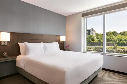 Habitación con cama extragrande y sofá cama del hotel Hyatt Place Fort Lee / George Washington Bridge. Foto 3
