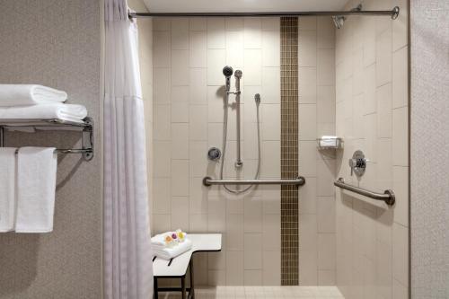 Habitación con 2 camas grandes y bañera accesible - Adaptada para personas con discapacidad del hotel Hyatt Place Fort Lee / George Washington Bridge. Foto 2
