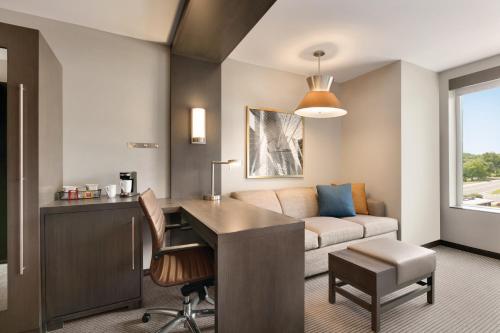 Suite de 1 dormitorio con sofá cama - Cama extragrande del hotel Hyatt Place Fort Lee / George Washington Bridge. Foto 4
