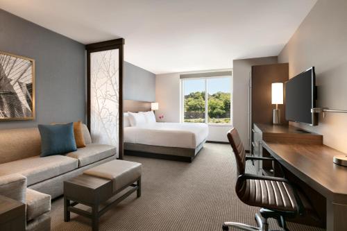 Habitación con cama extragrande y sofá cama del hotel Hyatt Place Fort Lee / George Washington Bridge