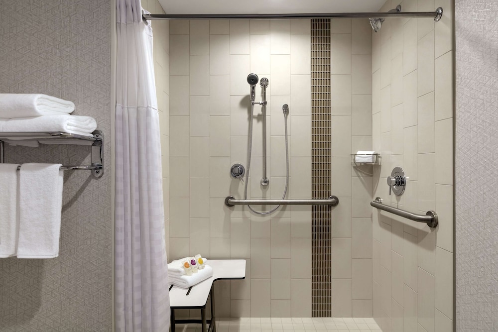 Habitación accesible con ducha, 1 cama King y sofá cama del hotel Hyatt Place Fort Lee / George Washington Bridge. Foto 6