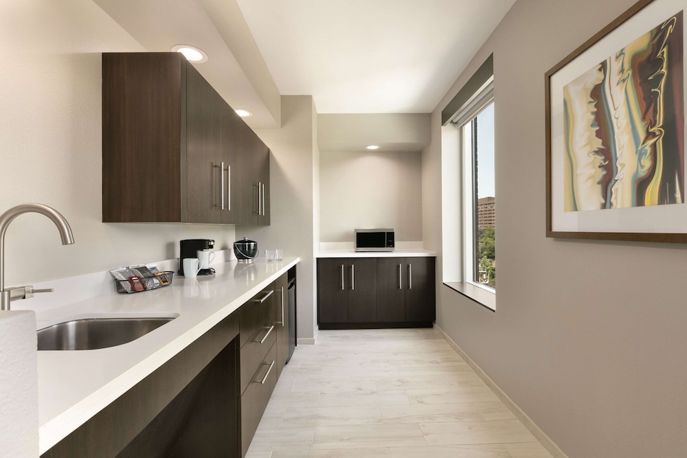Suite accesible con ducha, 1 cama King y sofá cama del hotel Hyatt Place Fort Lee / George Washington Bridge. Foto 4