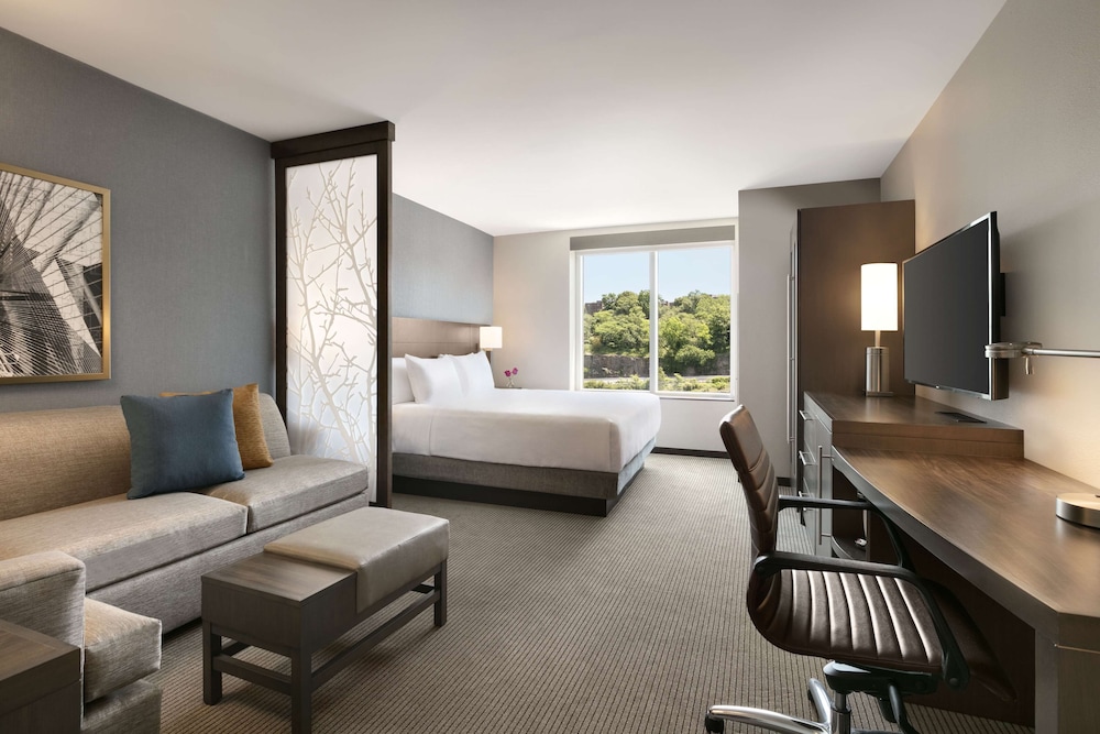 Habitación Premium, 1 cama de matrimonio grande con sofá cama del hotel Hyatt Place Fort Lee / George Washington Bridge. Foto 2
