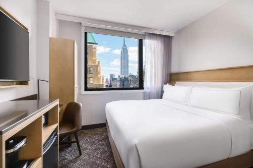 Habitación con vistas y cama extragrande del hotel Doubletree by Hilton New York Times Square South. Foto 1
