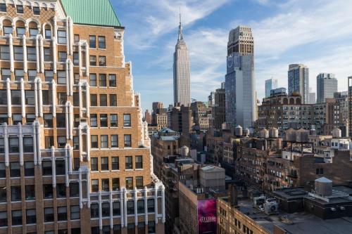 Habitación con vistas y cama extragrande del hotel Doubletree by Hilton New York Times Square South. Foto 3