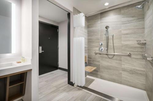 Habitación Doble adaptada para personas de movilidad reducida con ducha a ras de suelo - 2 camas dobles del hotel Doubletree by Hilton New York Times Square South. Foto 1