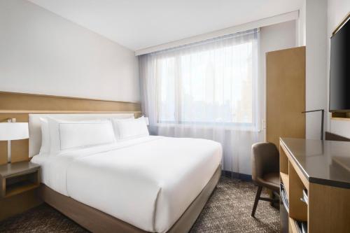 Habitación con cama extragrande. del hotel Doubletree by Hilton New York Times Square South