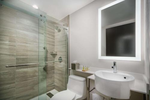 Habitación con cama extragrande. del hotel Doubletree by Hilton New York Times Square South. Foto 2