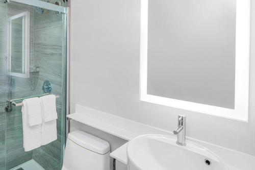 Habitación con cama extragrande. del hotel Doubletree by Hilton New York Times Square South. Foto 3