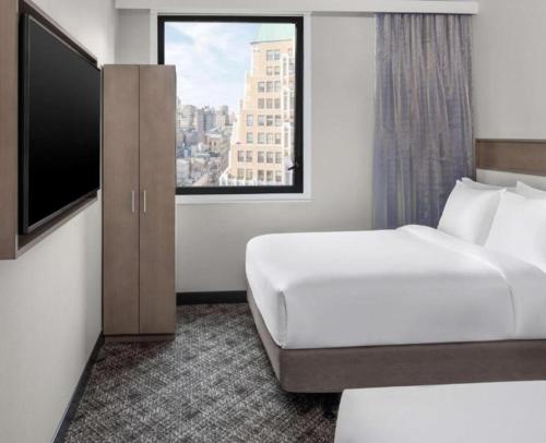 Habitación Doble adaptada para personas de movilidad reducida con ducha a ras de suelo - 2 camas dobles del hotel Doubletree by Hilton New York Times Square South. Foto 2