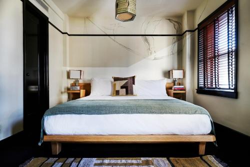 Habitación Deluxe con cama extragrande del hotel Freehand New York. Foto 3