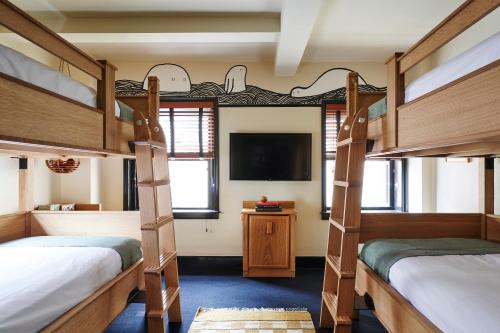 Habitación Cuádruple adaptada para personas con discapacidad del hotel Freehand New York. Foto 3