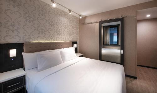 Habitación Deluxe con balcón - 1 cama extragrande del hotel Aliz Times Square