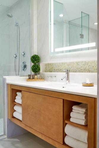 Habitación con cama extragrande - Adaptada para personas de movilidad reducida del hotel Concorde New York. Foto 2