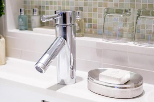 Habitación con cama extragrande - Adaptada para personas de movilidad reducida del hotel Concorde New York. Foto 3