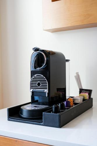 Habitación con cama extragrande - Adaptada para personas de movilidad reducida del hotel Concorde New York. Foto 4