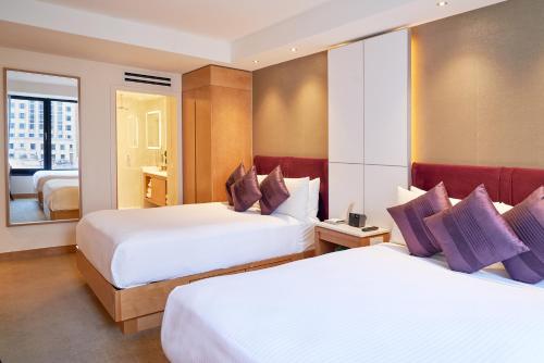 Habitación Premium con 2 camas dobles - Adaptada para personas con movilidad reducida del hotel Concorde New York. Foto 2