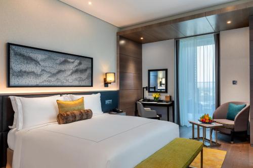 Habitación Taj Club con balcón y cama extragrande del hotel Taj Jumeirah Lakes Towers. Foto 4