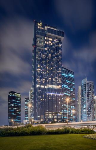 36 Hours Staycation Room Offer - 20% off F&B, Early Check - in (6 am) Late Check - out (6 pm) del hotel Taj Jumeirah Lakes Towers. Foto 3