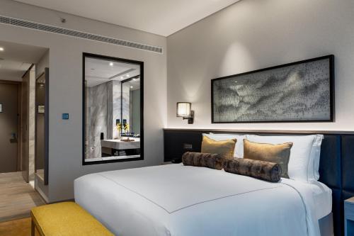 36 Hours Staycation Offer - Family Interconnecting Golf View Room, with 20% off F&B, Early Check - in (6 am) Late Check - out (6 pm) del hotel Taj Jumeirah Lakes Towers