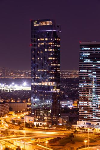 36 Hours Staycation Offer - Family Interconnecting Golf View Room, with 20% off F&B, Early Check - in (6 am) Late Check - out (6 pm) del hotel Taj Jumeirah Lakes Towers. Foto 3