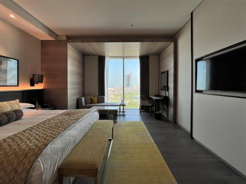 Habitación Superior con cama extragrande y vistas al campo de golf del hotel Taj Jumeirah Lakes Towers. Foto 5