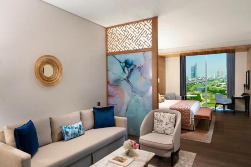 Suite Staycation - with 20% off Spa, F&B, Early Check - in (10 am) Late Check - out (3 pm) del hotel Taj Jumeirah Lakes Towers