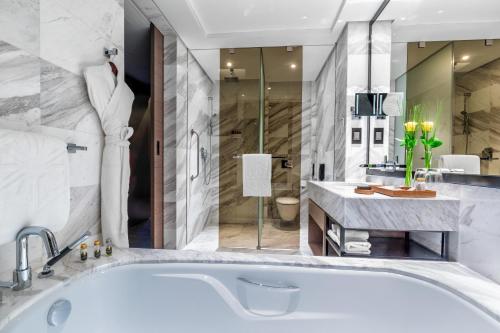 Suite Staycation - with 20% off Spa, F&B, Early Check - in (10 am) Late Check - out (3 pm) del hotel Taj Jumeirah Lakes Towers. Foto 2