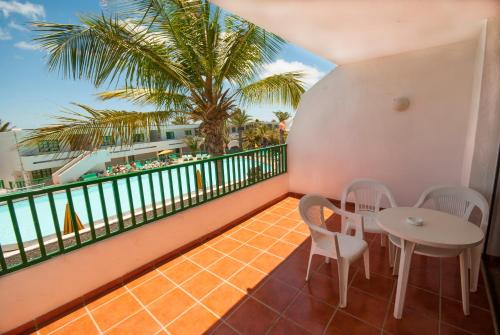 Apartamento Vista Piscina Balcón o Terraza 1 habitación Sofá Cama incluido 2 Camas individuales del hotel La Peñita. Foto 4