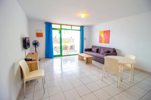 Apartamento Vista Jardin Balcón o Terraza 1 habitación Sofá Cama incluido 2 Camas individuales del hotel La Peñita. Foto 21