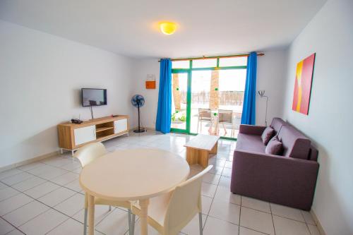 Apartamento Vista Jardin Balcón o Terraza 1 habitación Sofá Cama incluido 2 Camas individuales del hotel La Peñita. Foto 22