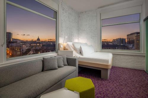 Suite Junior Primera Clase con cama grande del hotel YOTEL San Francisco. Foto 1