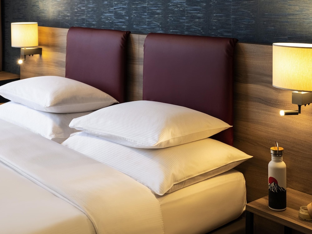 Suite familiar moderna, elegante y espaciosa en planta superior del hotel Mercure Geneva Airport