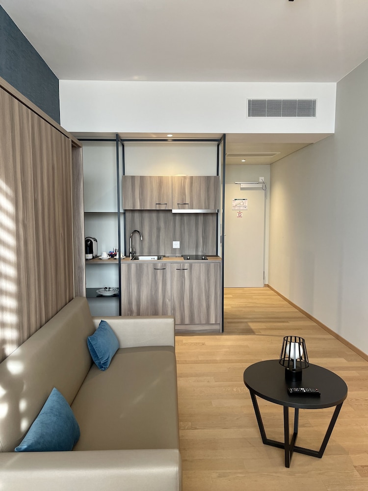 Suite familiar moderna, elegante y espaciosa en planta superior del hotel Mercure Geneva Airport. Foto 1