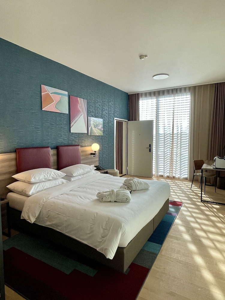 Suite familiar moderna, elegante y espaciosa en planta superior del hotel Mercure Geneva Airport. Foto 2