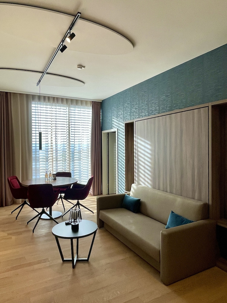 Suite familiar moderna, elegante y espaciosa en planta superior del hotel Mercure Geneva Airport. Foto 3