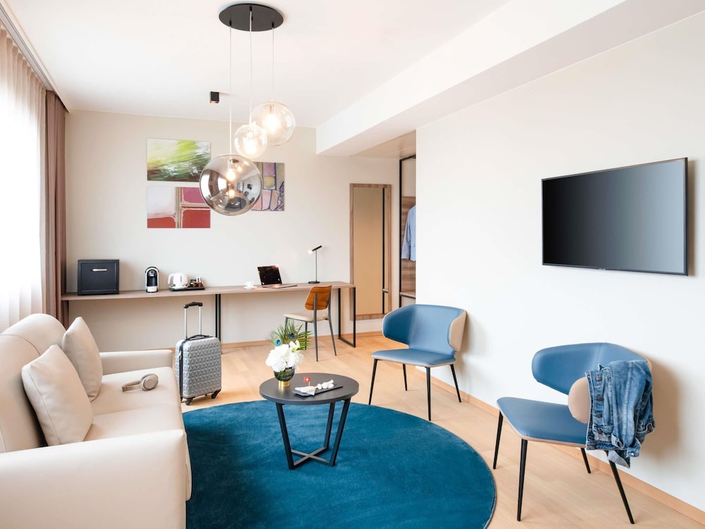 Suite familiar moderna, elegante y espaciosa en planta superior del hotel Mercure Geneva Airport. Foto 5